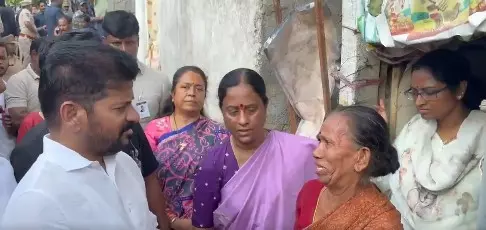 తుపాను ప్రభావిత ప్రాంతంలో పర్యటించిన రేవంత్ తుపాను ప్రభావిత ప్రాంతంలో పర్యటించిన రేవంత్