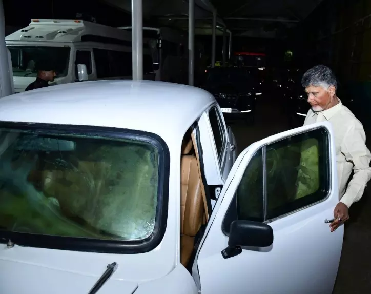 పాత కారు.. మురిసిపోయిన సీఎం సారు.. పాత కారు.. మురిసిపోయిన సీఎం సారు..