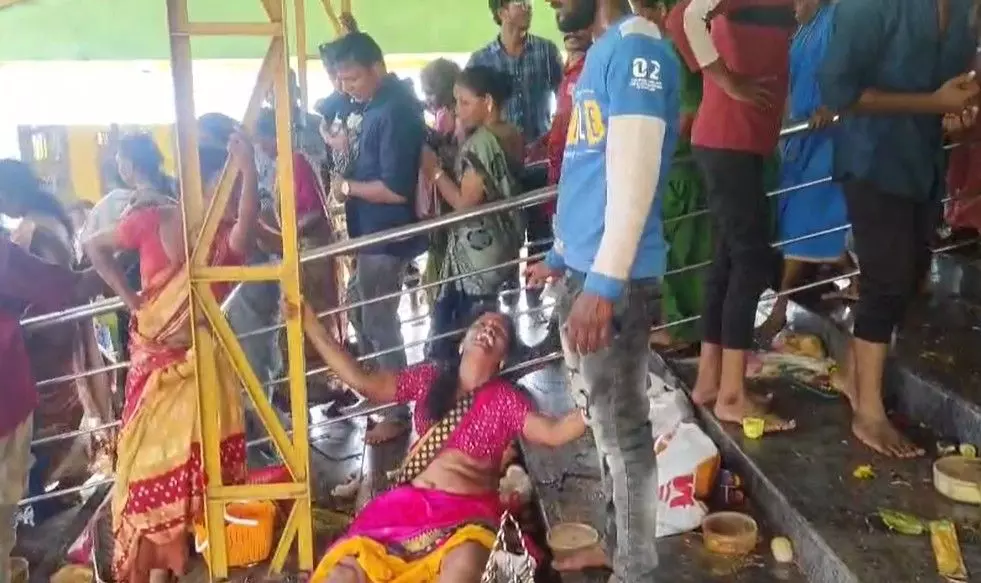 కాశీబుగ్గ ఆలయంలో తొక్కిసలాట, 9 మంది మృతి కాశీబుగ్గ ఆలయంలో తొక్కిసలాట, 9 మంది మృతి