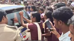 షాద్ నగర్ జాతీయ రహదారిపై విద్యార్థినుల  మెరుపు సమ్మె