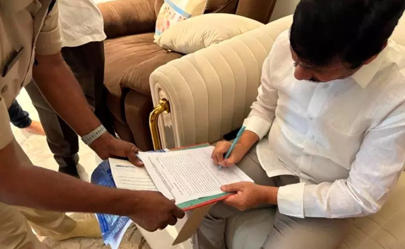 మాజీ మంత్రి జోగి రమేశ్ అరెస్ట్, విజయవాడలో ఉద్రిక్తత మాజీ మంత్రి జోగి రమేశ్ అరెస్ట్, విజయవాడలో ఉద్రిక్తత