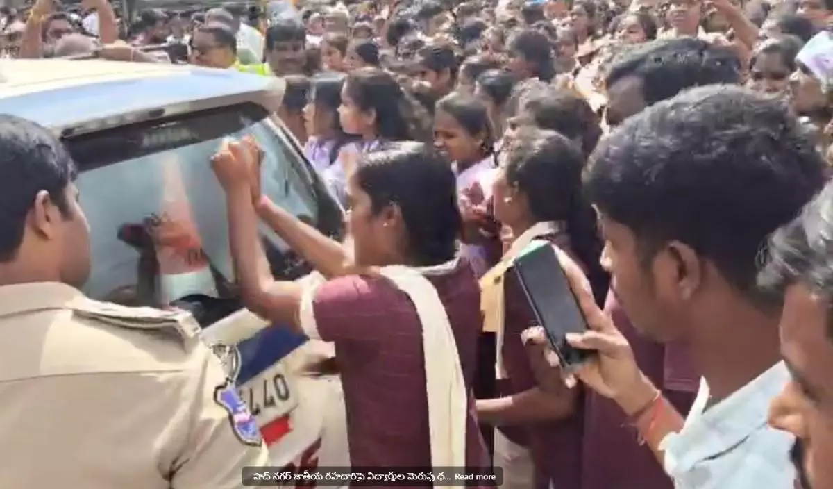 షాద్ నగర్ జాతీయ రహదారిపై విద్యార్థినుల  మెరుపు సమ్మె