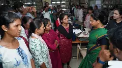 అదిలాబాద్ లైబ్రరి లో యువతను కలిసిన కవిత