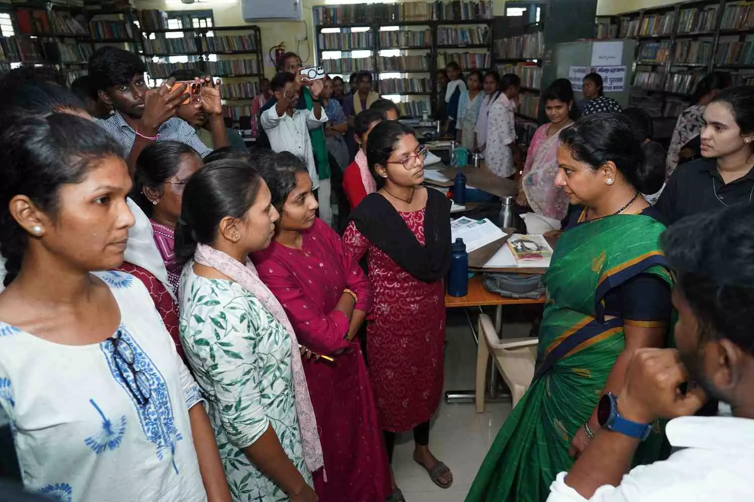 అదిలాబాద్ లైబ్రరి లో యువతను కలిసిన కవిత అదిలాబాద్ లైబ్రరి లో యువతను కలిసిన కవిత