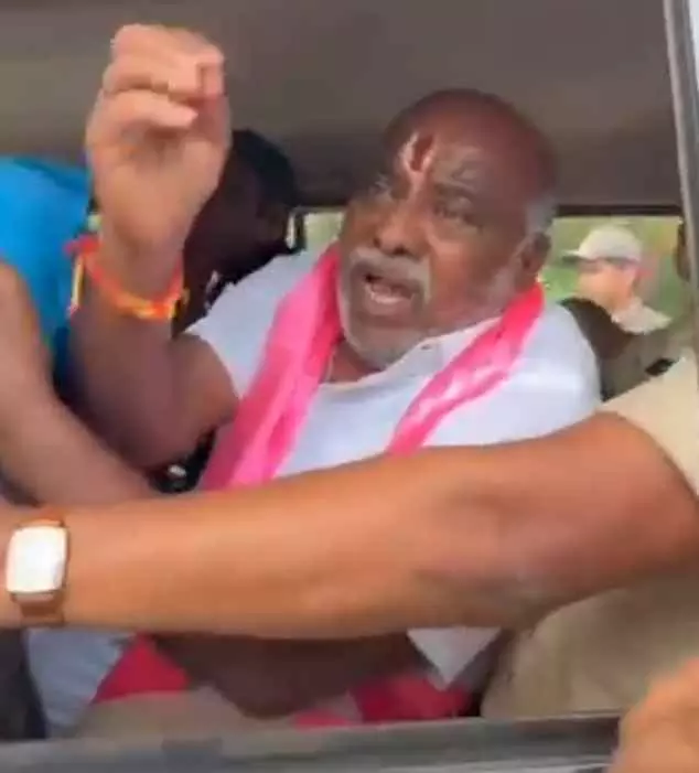 బిజెపి ఎంపీ  గోడం నగేశ్ ఇంటిని ముట్టడించిన బిఆర్ఎస్