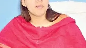 కొంగు బిగించి కలుపు తీసిన కలెక్టరమ్మ! కొంగు బిగించి కలుపు తీసిన కలెక్టరమ్మ!