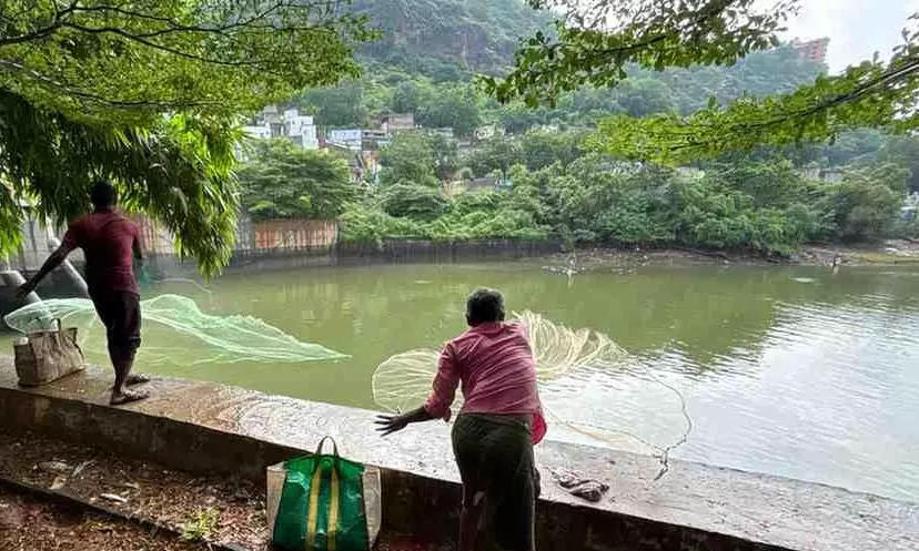 ఓ దేవా ఈ నది చాలా గొప్పది, నా పొట్ట చాలా చిన్నది! జాలర్ల కన్నీటి పాట ఓ దేవా ఈ నది చాలా గొప్పది, నా పొట్ట చాలా చిన్నది! జాలర్ల కన్నీటి పాట