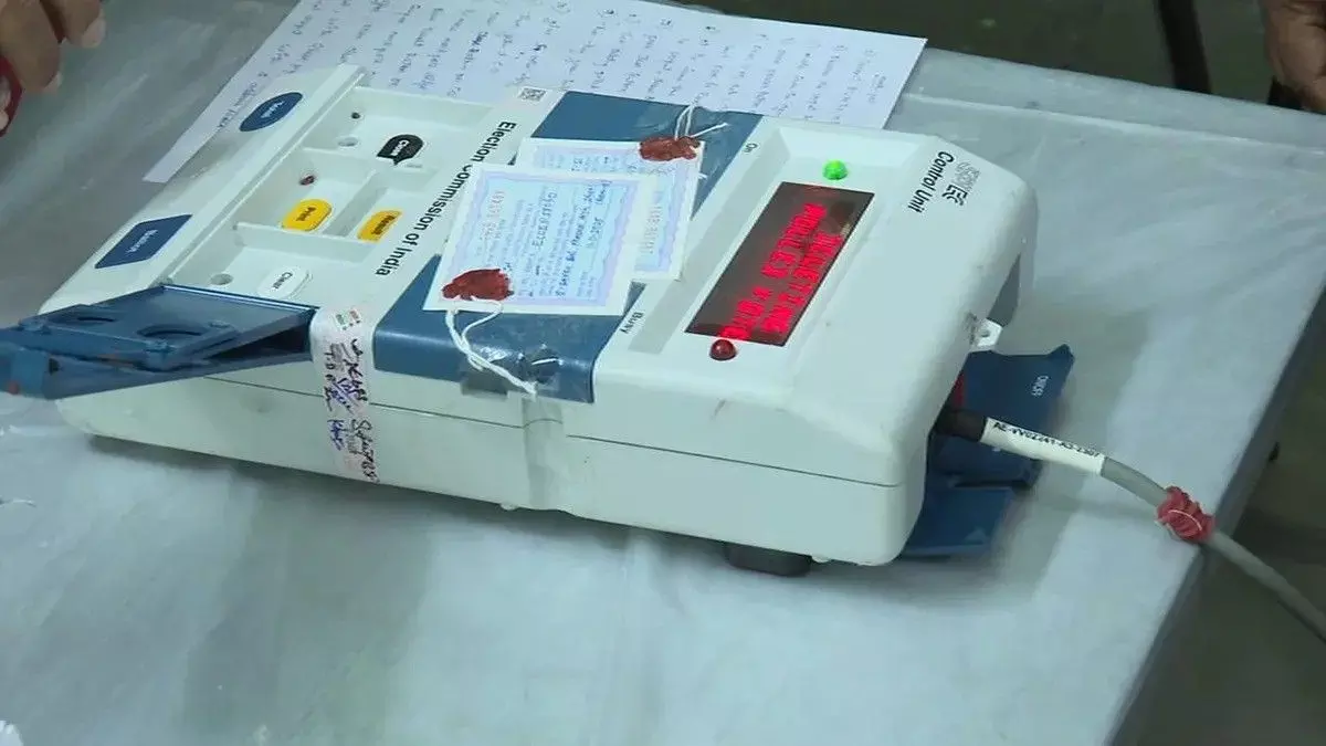 11 కేంద్రాల్లో మోరాయించిన ఈవీఎంలు