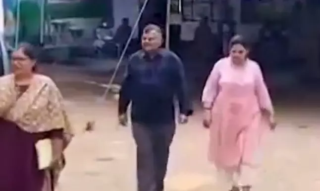 జూబ్లీహిల్స్ ఉప ఎన్నికల్లో కుటుంబంతో కలిసి ఓటు... ... మొదలైన జూబ్లీహిల్స్ ఉపఎన్నిక పోలింగ్