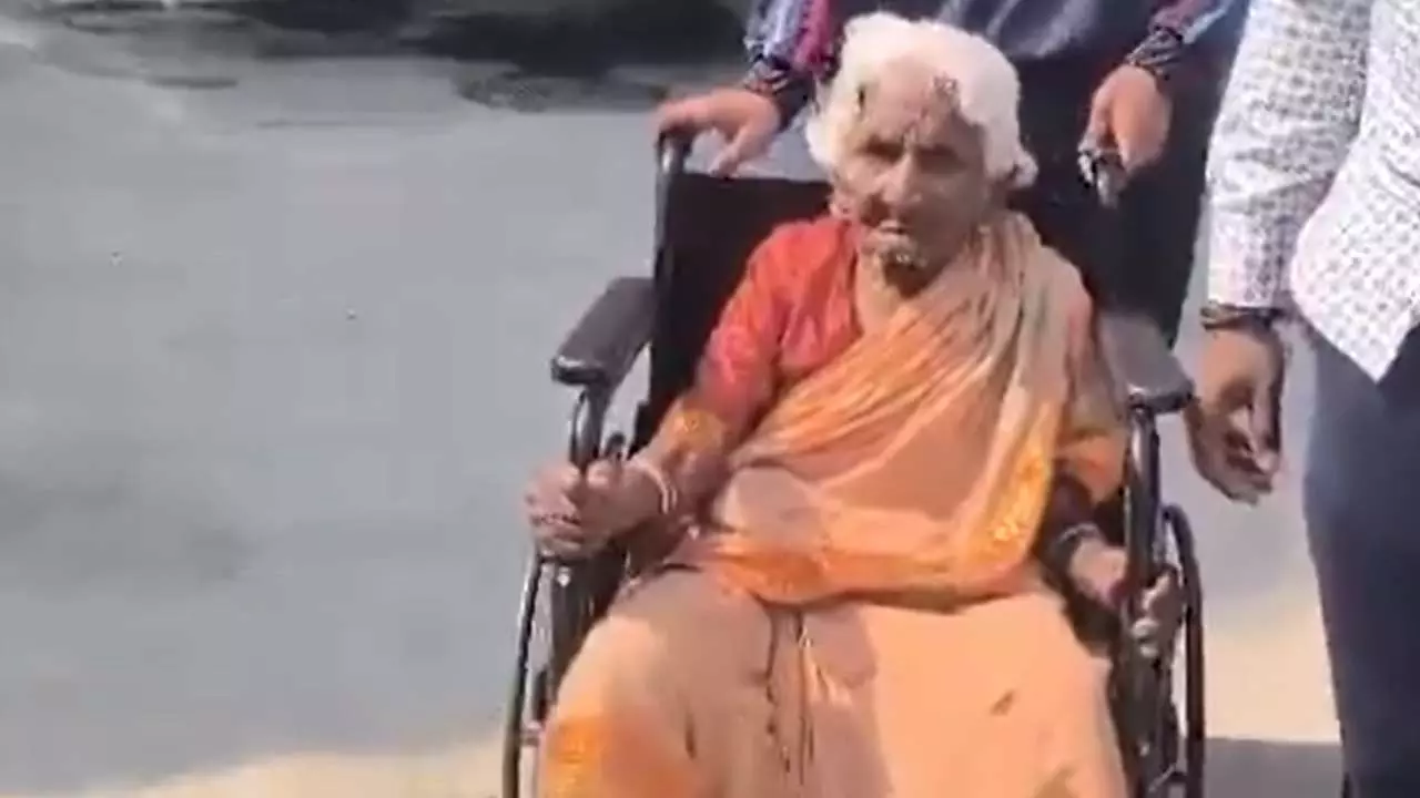 జూబ్లీహిల్స్ ఉప ఎన్నికల్లో వీల్ చైర్ పై వచ్చి తన... ... మొదలైన జూబ్లీహిల్స్ ఉపఎన్నిక పోలింగ్