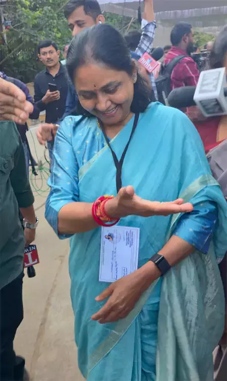 ఓట్ల లెక్కింపు కేంద్రం వద్దకు వచ్చిన BRS అభ్యర్థి... ... మొదలైన జూబ్లీహిల్స్ ఉపఎన్నిక కౌంటింగ్..