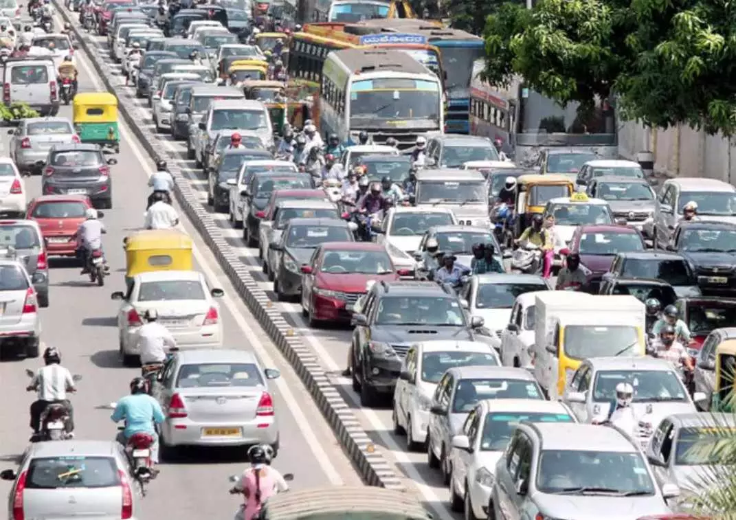 బెంగళూర్: ‘పే అండ్ పార్కింగ్’ పై బయోకాన్ చైర్ పర్సన్ విమర్శలు