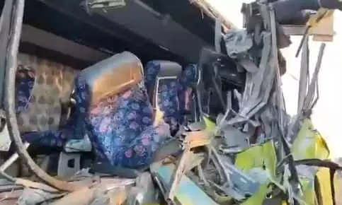 లారీని ఢీ కొట్టిన ఆర్టీసి బస్సు ఘటనలో ఇద్దరి మృతి లారీని ఢీ కొట్టిన ఆర్టీసి బస్సు ఘటనలో ఇద్దరి మృతి