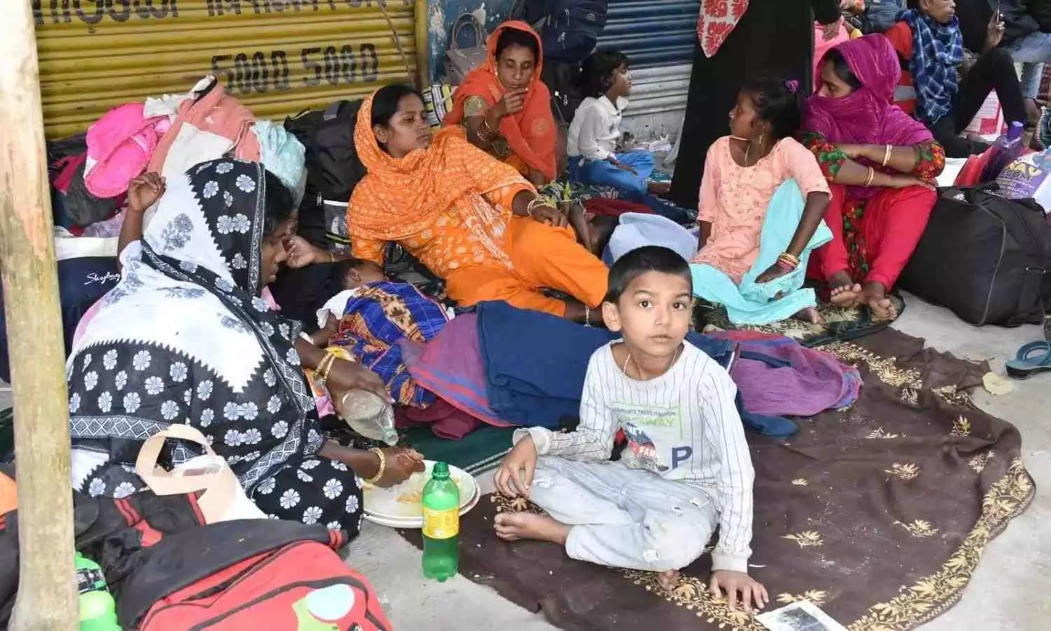 హకీంపూర్ వద్దకు వందలాదిగా చేరుకున్న బంగ్లాదేశీయులు.. హకీంపూర్ వద్దకు వందలాదిగా చేరుకున్న బంగ్లాదేశీయులు..