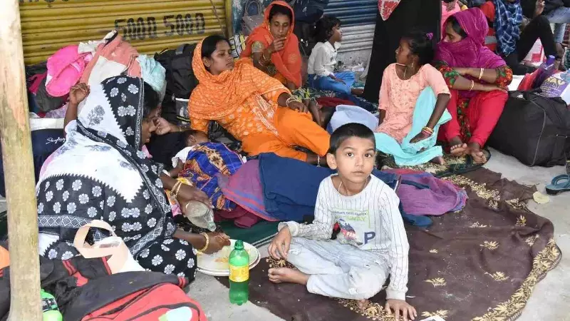 హకీంపూర్ వద్దకు వందలాదిగా చేరుకున్న బంగ్లాదేశీయులు.. హకీంపూర్ వద్దకు వందలాదిగా చేరుకున్న బంగ్లాదేశీయులు..