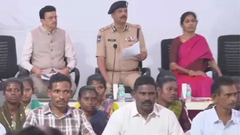 లొంగిపోయిన 37 మంది మావోయిస్ట్లు లొంగిపోయిన 37 మంది మావోయిస్ట్లు