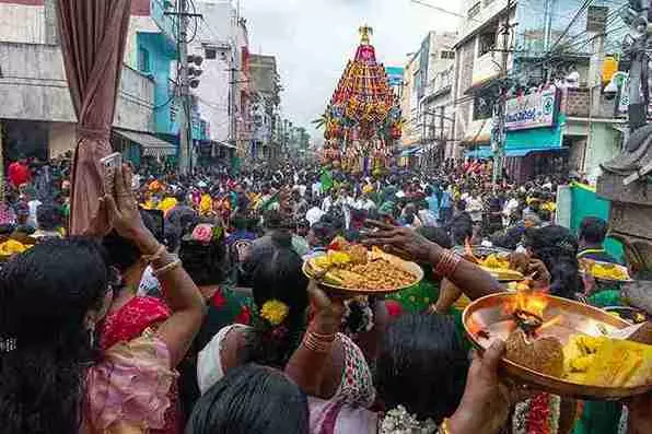 పద్మావతీ అమ్మవారికి మహిళల కర్పూర నీరాజనం పద్మావతీ అమ్మవారికి మహిళల కర్పూర నీరాజనం