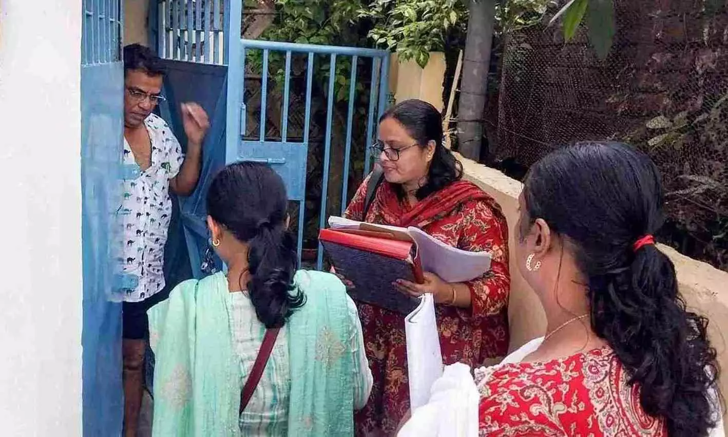 99 శాతానికి ఓటర్లకు ఎన్యూమరేషన్ ఫారాల పంపిణీ పూర్తి: ఈసీ 99 శాతానికి ఓటర్లకు ఎన్యూమరేషన్ ఫారాల పంపిణీ పూర్తి: ఈసీ