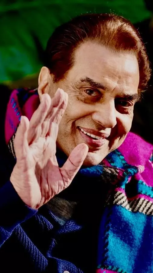 బాలీవుడ్ హీ-మ్యాన్ ధర్మేంద్ర కన్నుమూత