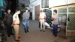 ఇంట్లో ఉంటారా.. జైలుకు వెళ్తారా? ఇంట్లో ఉంటారా.. జైలుకు వెళ్తారా?