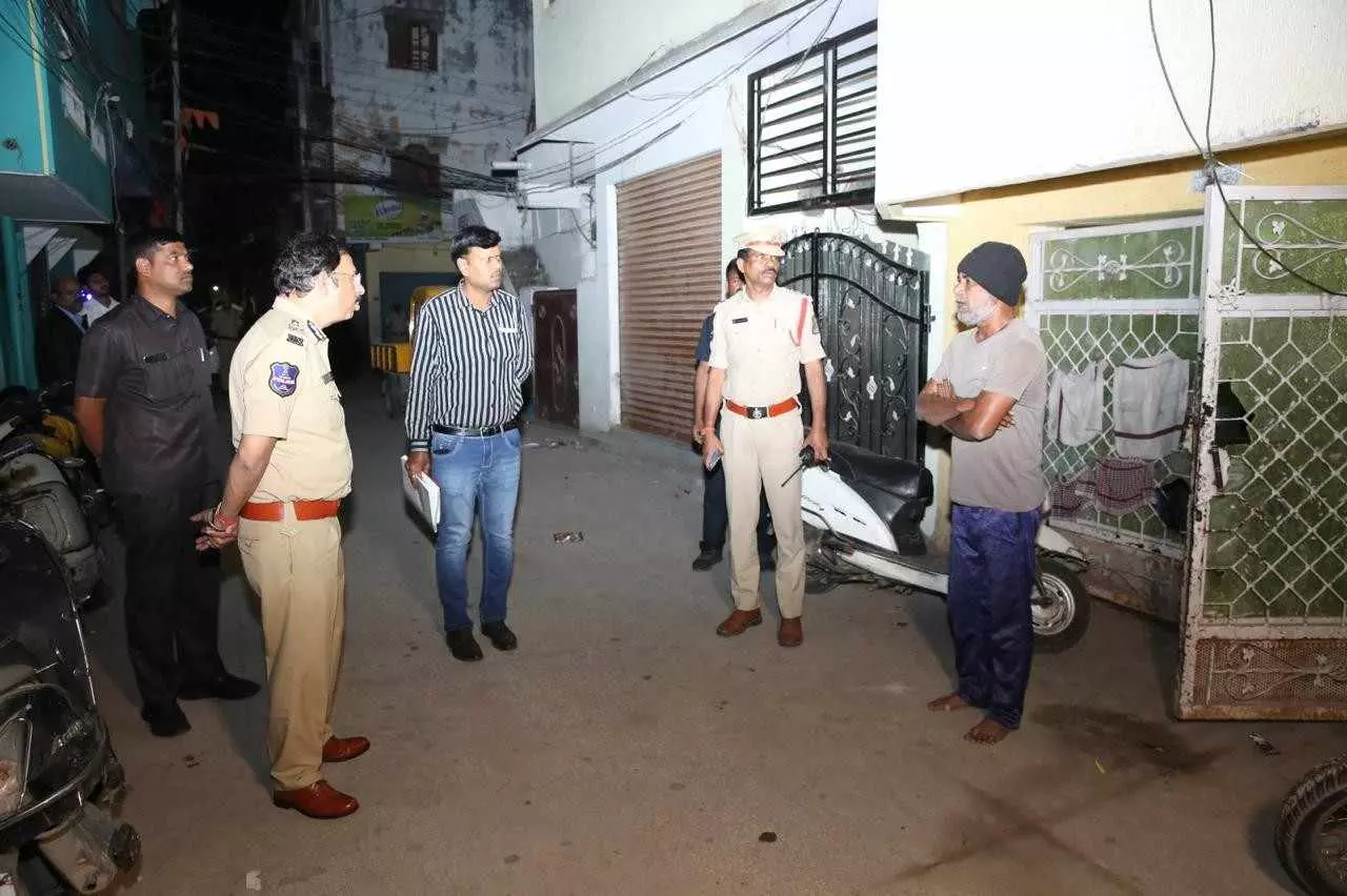 ఇంట్లో ఉంటారా.. జైలుకు వెళ్తారా? ఇంట్లో ఉంటారా.. జైలుకు వెళ్తారా?