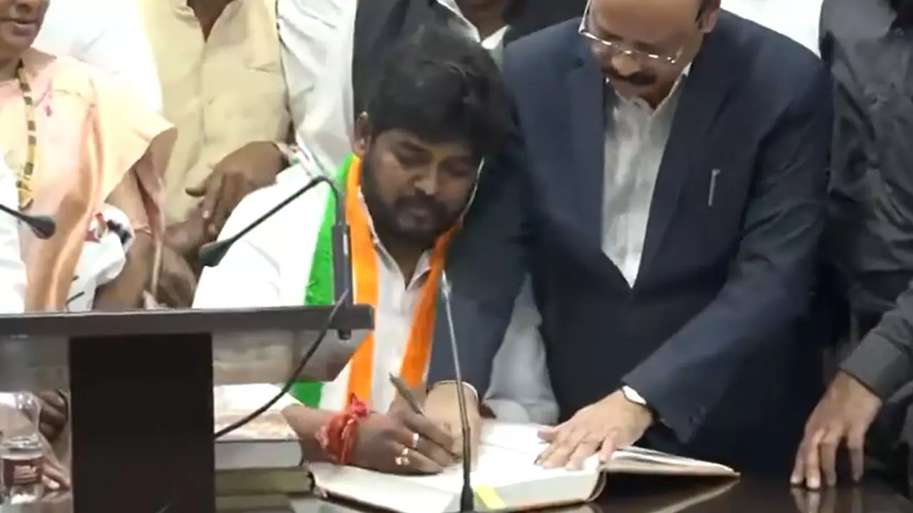 ఎమ్మెల్యేగా నవీన్ ప్రమాణ స్వీకారం..