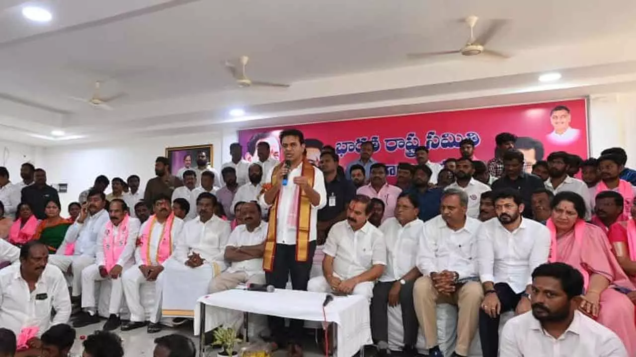 ‘ప్రజలకు ప్రభుత్వాన్ని వేరు చేయడానికే జీహెచ్ఎంసీ విస్తరణ’ ‘ప్రజలకు ప్రభుత్వాన్ని వేరు చేయడానికే జీహెచ్ఎంసీ విస్తరణ’