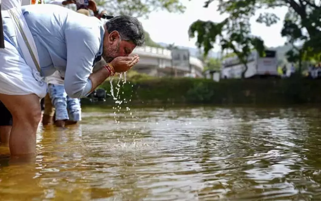 వేడెక్కిన కర్ణాటక రాజకీయాలు, డీకే శివకుమార్ కు బీజేపీ మద్దతు వేడెక్కిన కర్ణాటక రాజకీయాలు, డీకే శివకుమార్ కు బీజేపీ మద్దతు