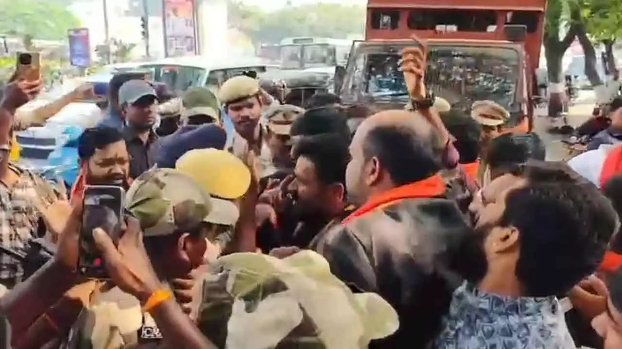 డీజీపీ కార్యాలయం ముట్టడికి అయ్యప్ప స్వాముల యత్నం డీజీపీ కార్యాలయం ముట్టడికి అయ్యప్ప స్వాముల యత్నం