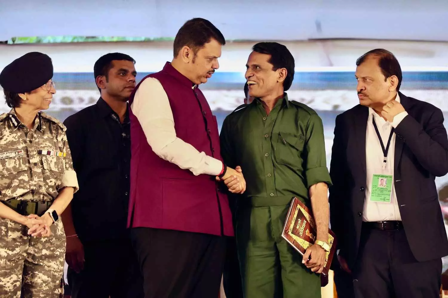 మావోయిస్టు అగ్రనేత నుంచి సాధారణ పౌరుడిగా: మల్లోజుల లొంగుబాటు కథ మావోయిస్టు అగ్రనేత నుంచి సాధారణ పౌరుడిగా: మల్లోజుల లొంగుబాటు కథ