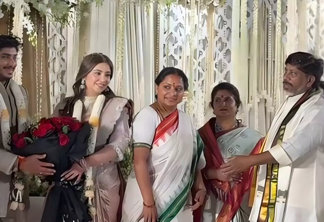 మూడు రంగుల ‘కాంగ్రెస్’ చీర ధరించిన కవిత ..