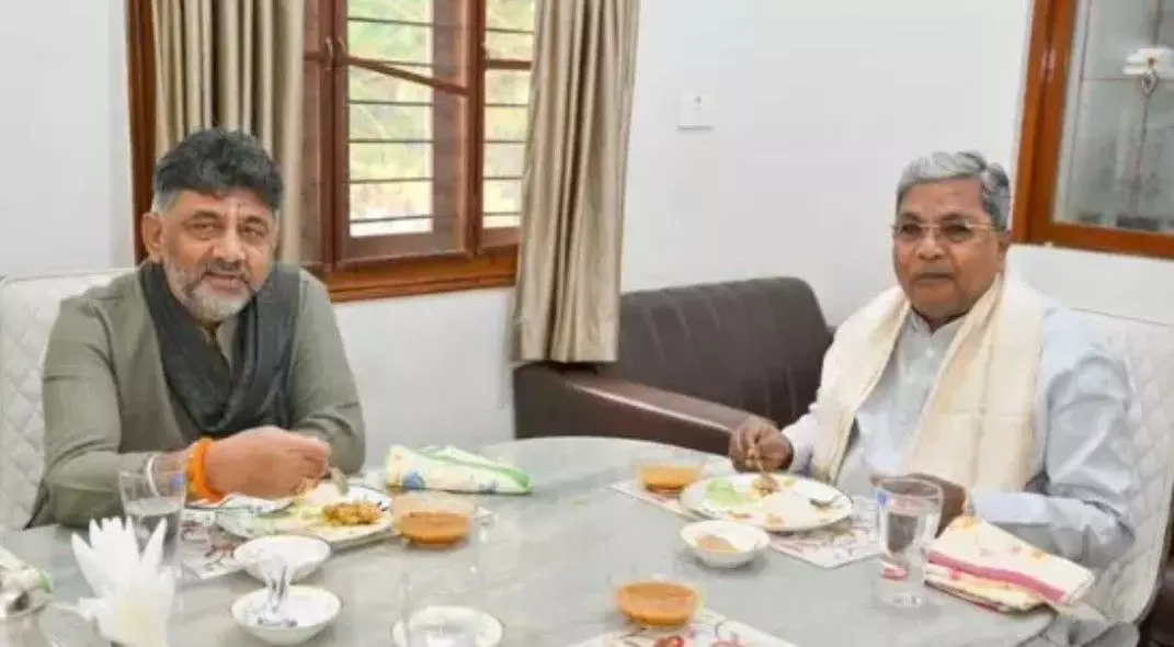 సిద్ధరామయ్య ఇంటిలో బ్రేక్ పాస్ట్ చేసిన డీకే శివకుమార్ సిద్ధరామయ్య ఇంటిలో బ్రేక్ పాస్ట్ చేసిన డీకే శివకుమార్