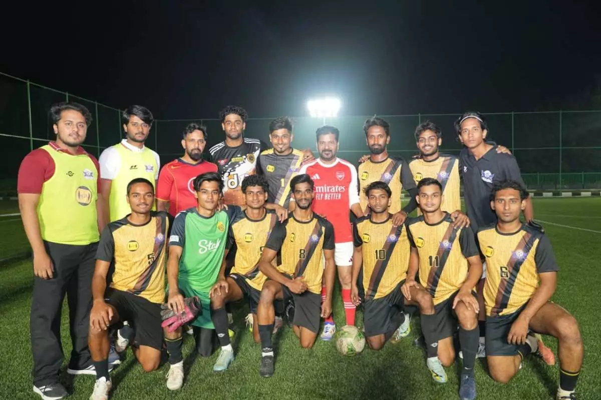 ఫుట్ బాల్ ఆడేస్తున్న రేవంత్