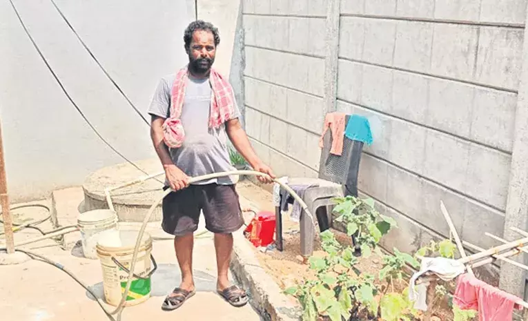 అప్పుడు సర్పంచ్... ఇప్పుడు కూలీ అప్పుడు సర్పంచ్... ఇప్పుడు కూలీ