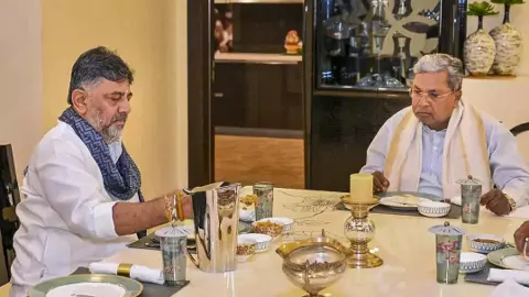 అల్ఫాహార దౌత్యం: డీకే శివకుమార్ ఇంటికి వెళ్లిన సీఎం సిద్ధరామయ్య