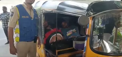 ఆటోలో ఇద్దరి మృతదేహాలు, అసలేం జరిగింది ?