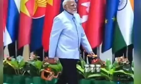 దుమారం రేపుతోన్న ప్రధాని మోదీ చాయ్వాలా వీడియో.. దుమారం రేపుతోన్న ప్రధాని మోదీ చాయ్వాలా వీడియో..