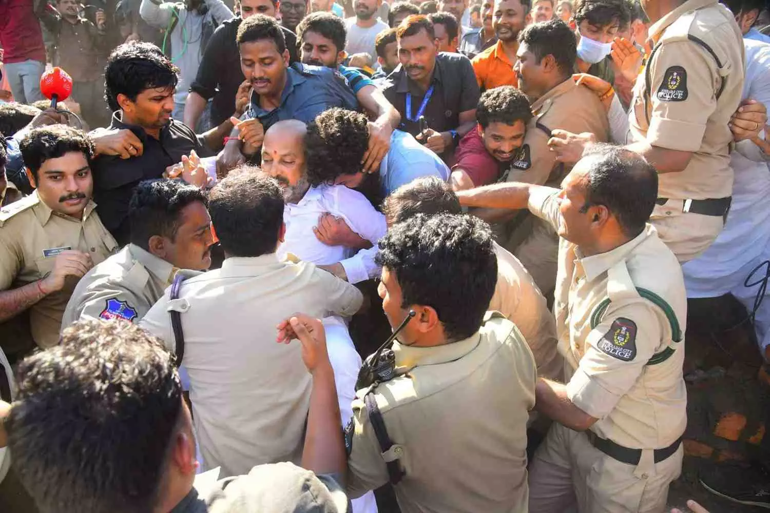 ముఖ్యమంత్రి వ్యాఖ్యలపై బిజెపి నిరసన ముఖ్యమంత్రి వ్యాఖ్యలపై బిజెపి నిరసన