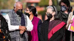 ఢిల్లీ కాలుష్యంపై పార్లమెంటు వద్ద ప్రతిపక్షాల నిరసన