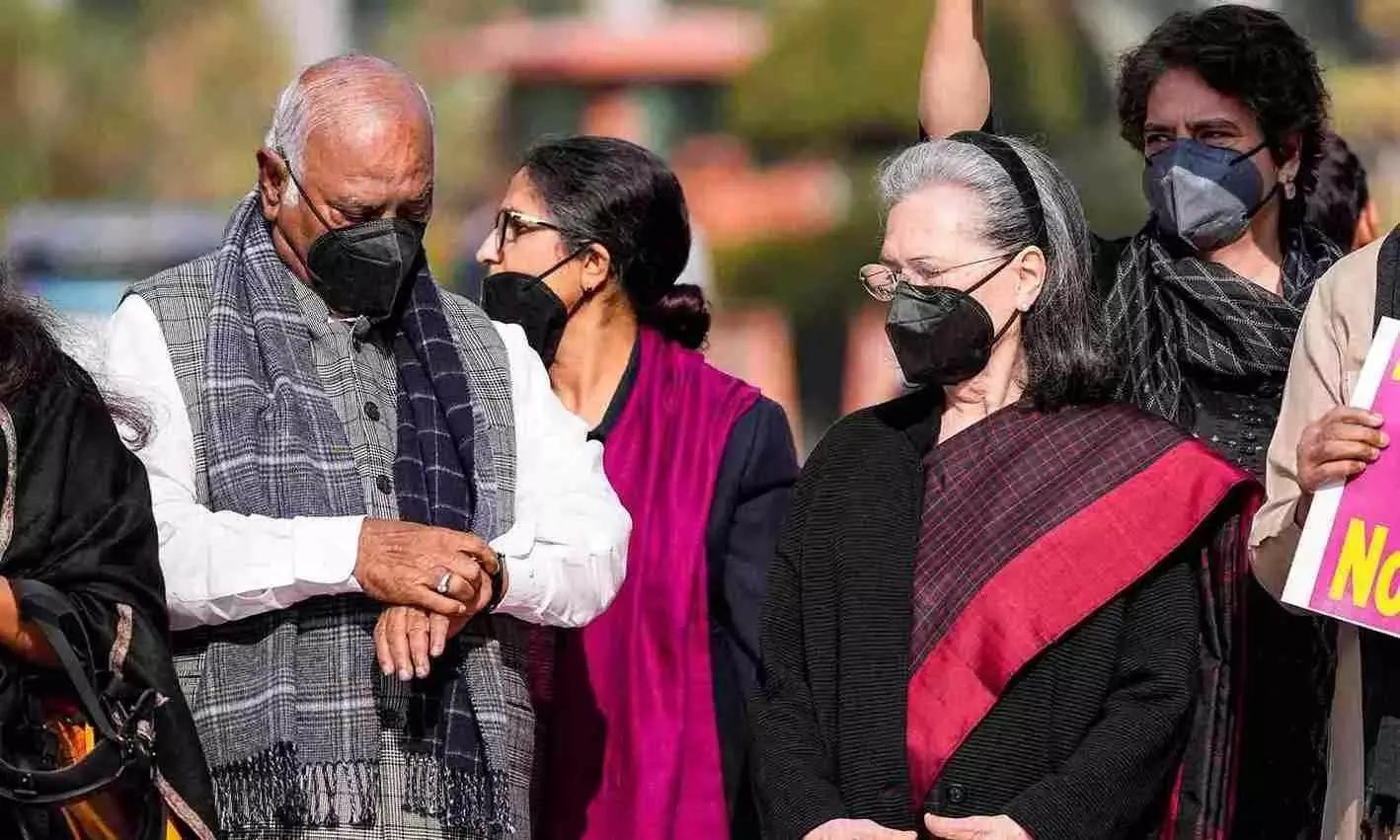 ఢిల్లీ కాలుష్యంపై పార్లమెంటు వద్ద ప్రతిపక్షాల నిరసన