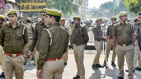 అక్రమ వలసదారులపై వారణాసిలో పోలీసుల సెర్చింగ్