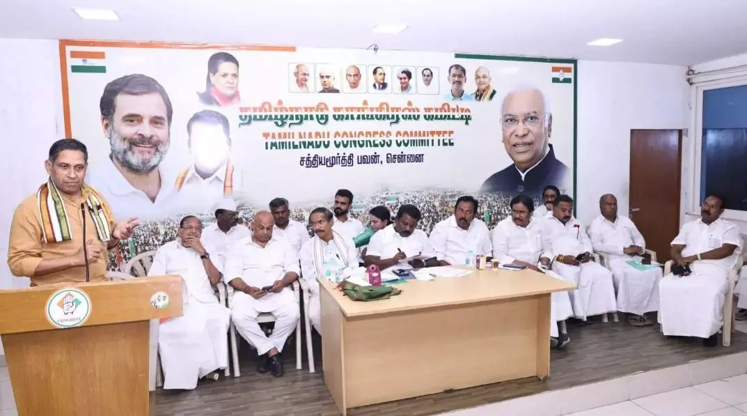 విజయ్ తో కాంగ్రెస్ నాయకుడి సమావేశం విజయ్ తో కాంగ్రెస్ నాయకుడి సమావేశం