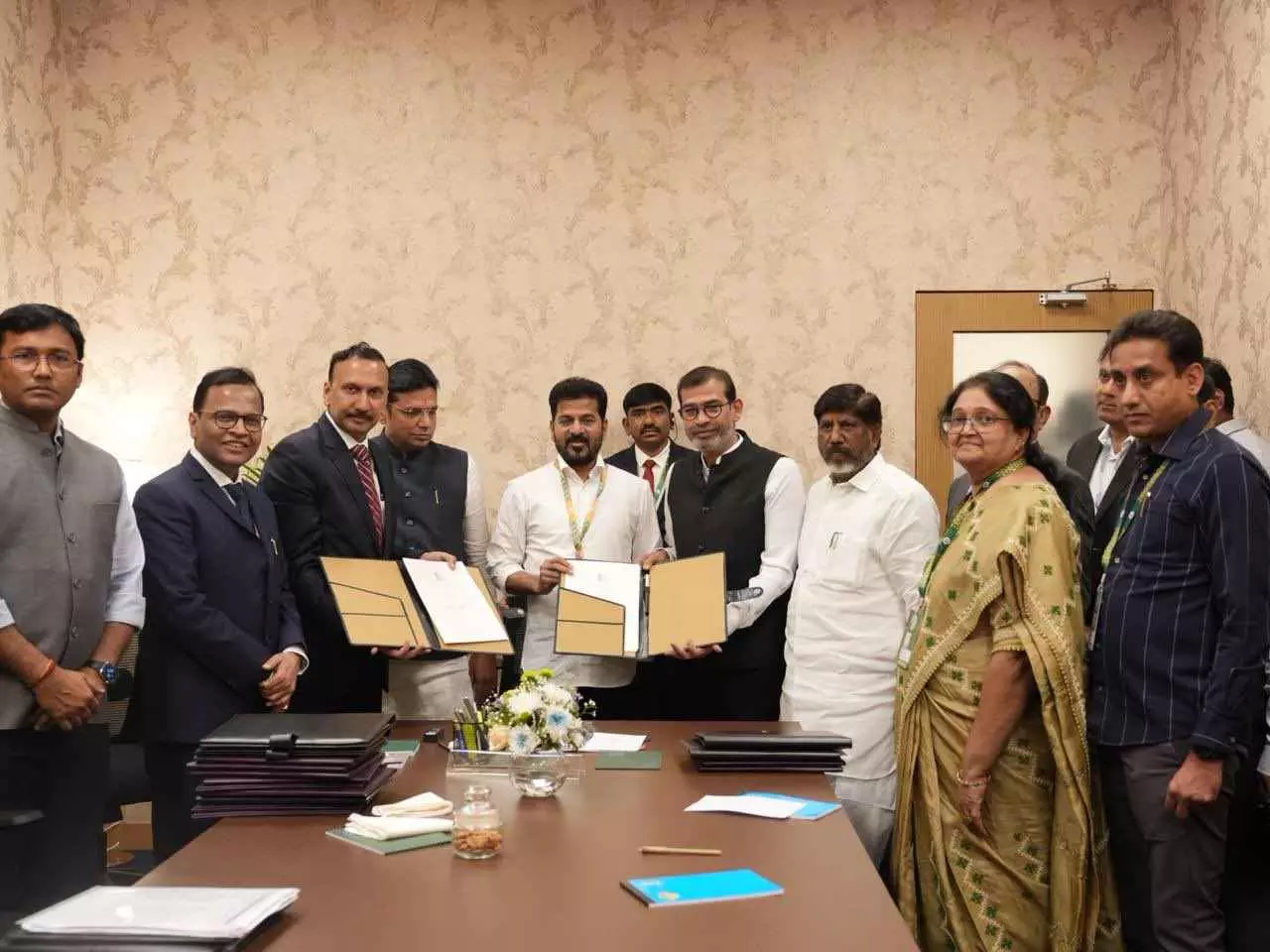 తెలంగాణ గ్లోబల్ సమ్మిట్‌లో తొలి రోజే భారీ పెట్టుబడులు