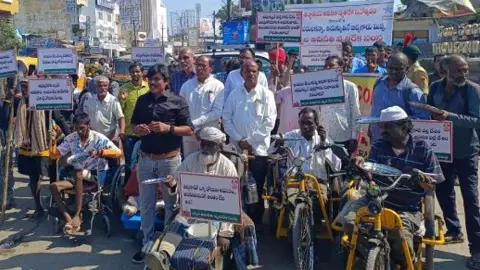 అవినీతికి వ్యతిరేకంగా బిచ్చగాళ్లతో ర్యాలీ ! అవినీతికి వ్యతిరేకంగా బిచ్చగాళ్లతో ర్యాలీ !