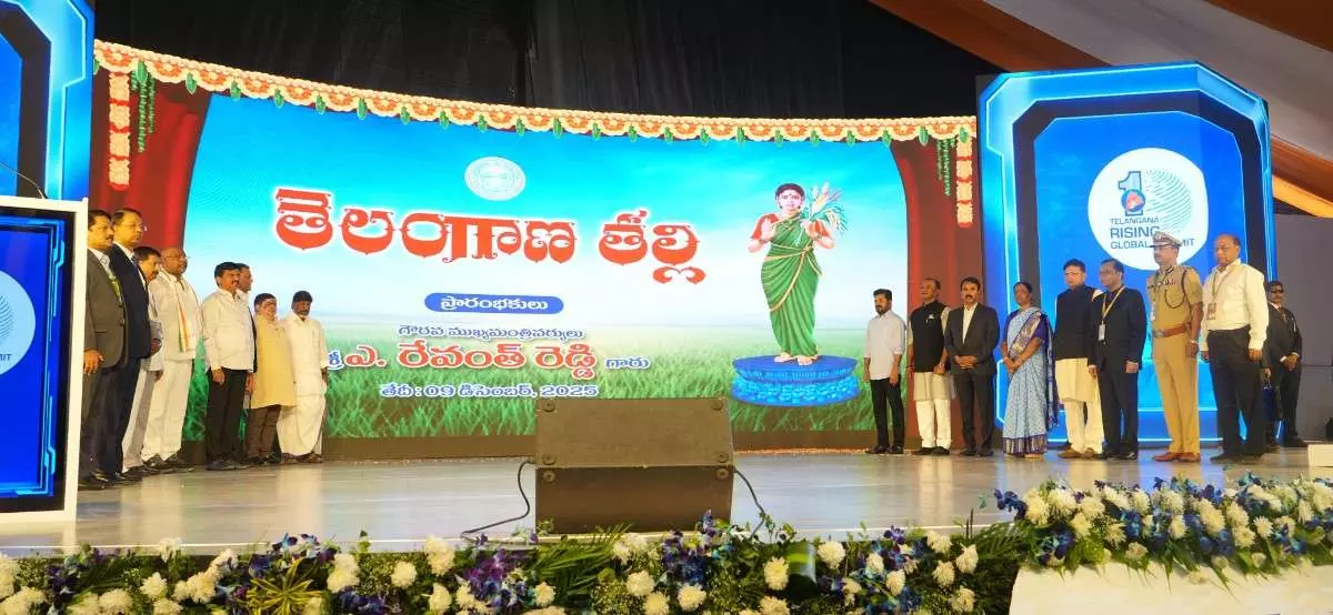 తెలంగాణ తల్లి విగ్రహాలను ఆవిష్కరించిన రేవంత్ తెలంగాణ తల్లి విగ్రహాలను ఆవిష్కరించిన రేవంత్