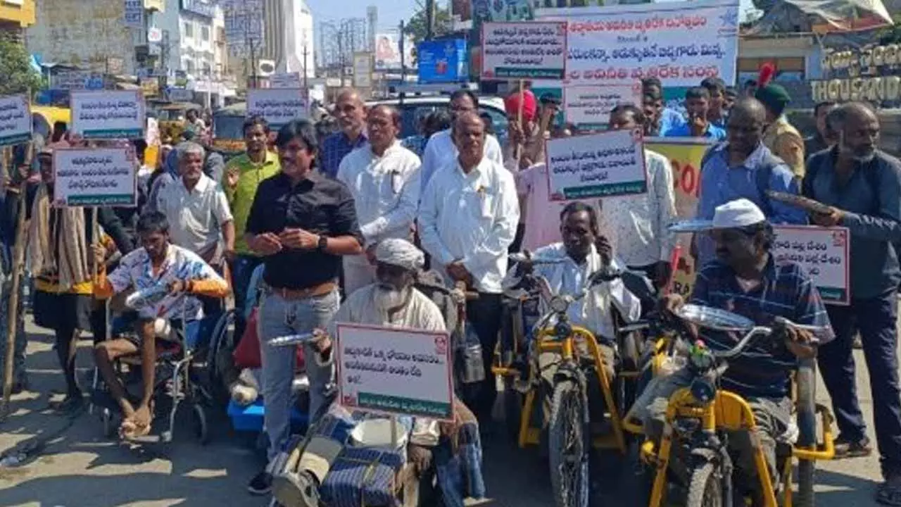 అవినీతికి వ్యతిరేకంగా బిచ్చగాళ్లతో ర్యాలీ ! అవినీతికి వ్యతిరేకంగా బిచ్చగాళ్లతో ర్యాలీ !