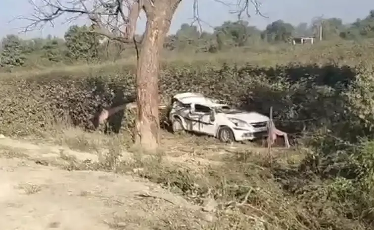 ఆదిలాబాద్ జిల్లా రోడ్డు ప్రమాదంలో ముగ్గురు మృతి, ఒకరి పరిస్థితి విషమం