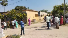 ‘‘మా తలుపు ఎవరు తట్టట్లేదు’’