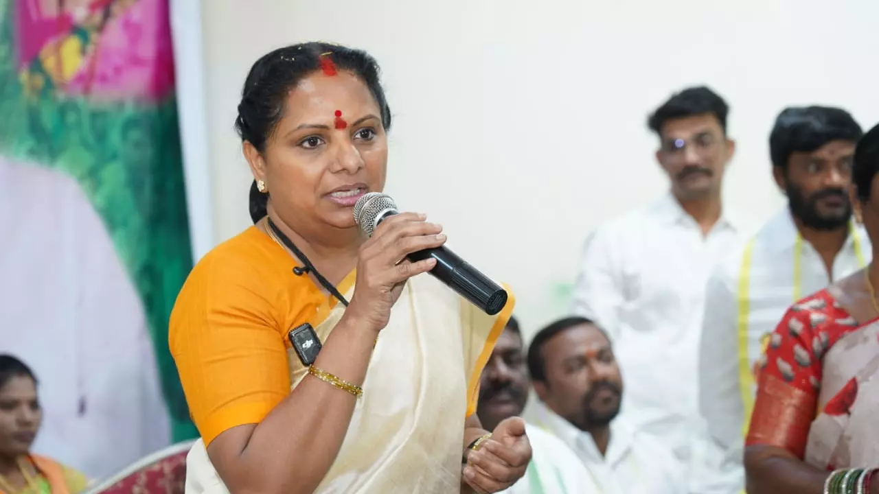 ఎమ్మెల్యేలకు కవిత నోటీసులు..