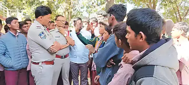 పురుగులన్నం, నీళ్ళచారుపై విద్యార్ధుల ఫిర్యాదు